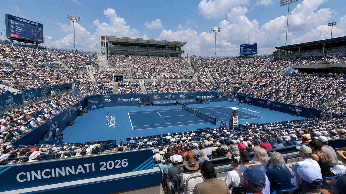 Iga Świątek Storms Back to Beat Maria Sakkari at Cincinnati Open After Losing First Set